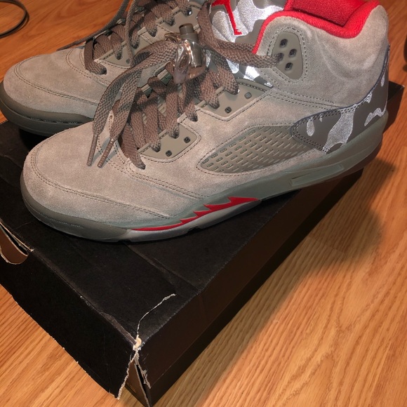 Jordan’s Size 7 in boys grade school - Picture 2 of 3